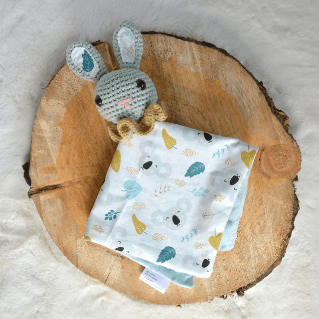 Doudou lapin gris vert motif koala