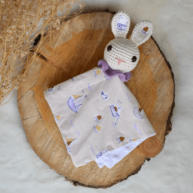 Doudou lapin écru motif bateau