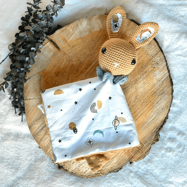 Doudou lapin moutarde motif demi-lune